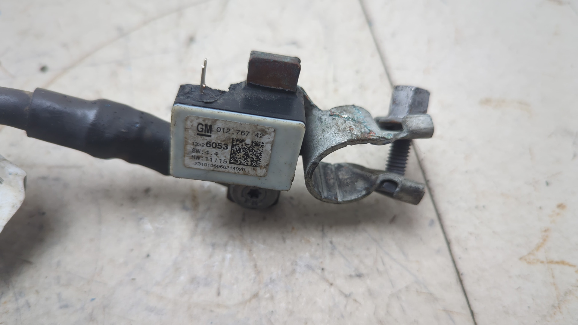 Клемма аккумулятора -