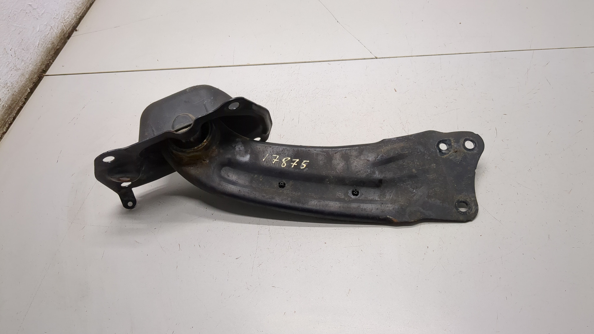 Рычаг задний левый