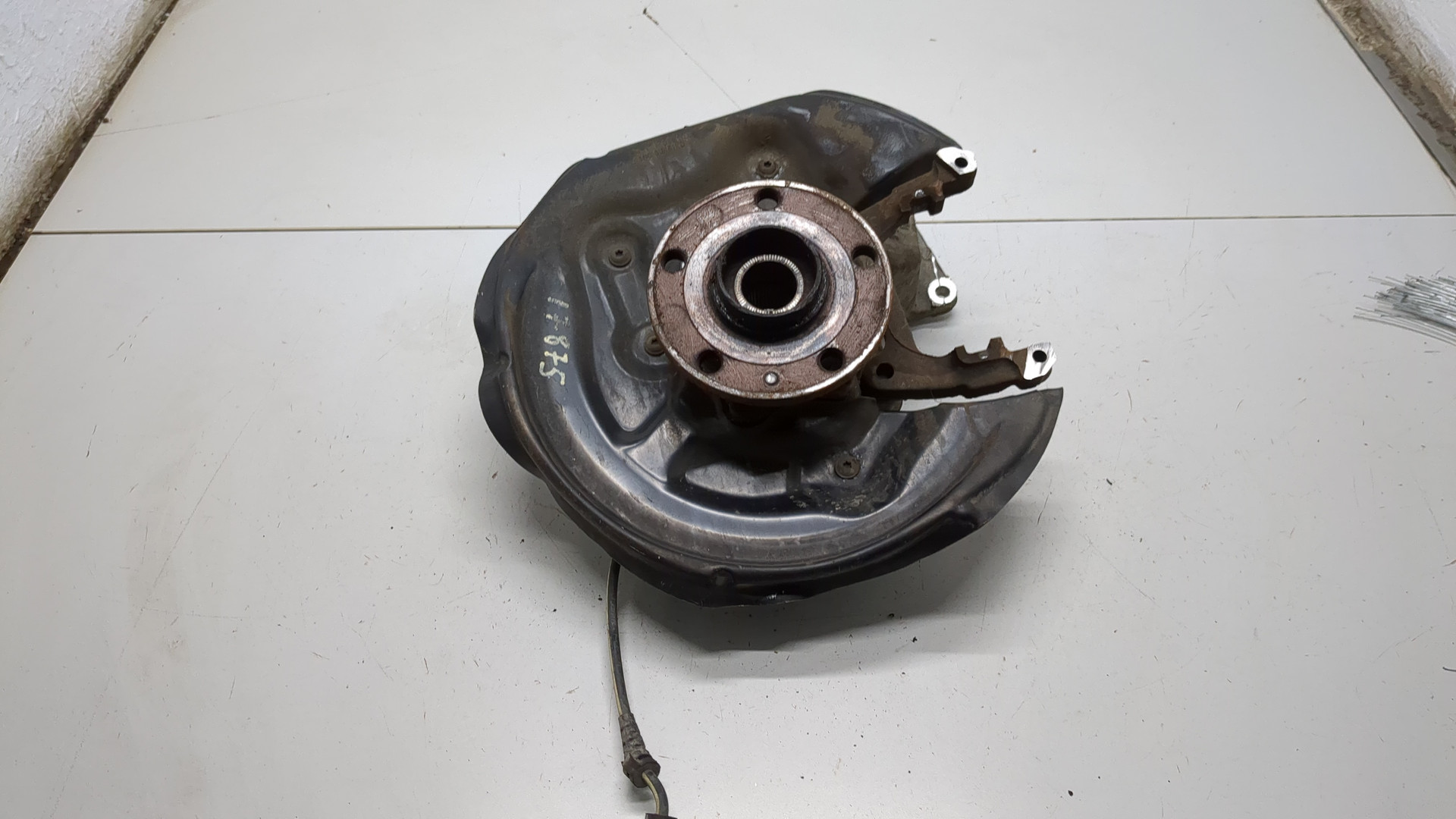 Кулак поворотный задний левый