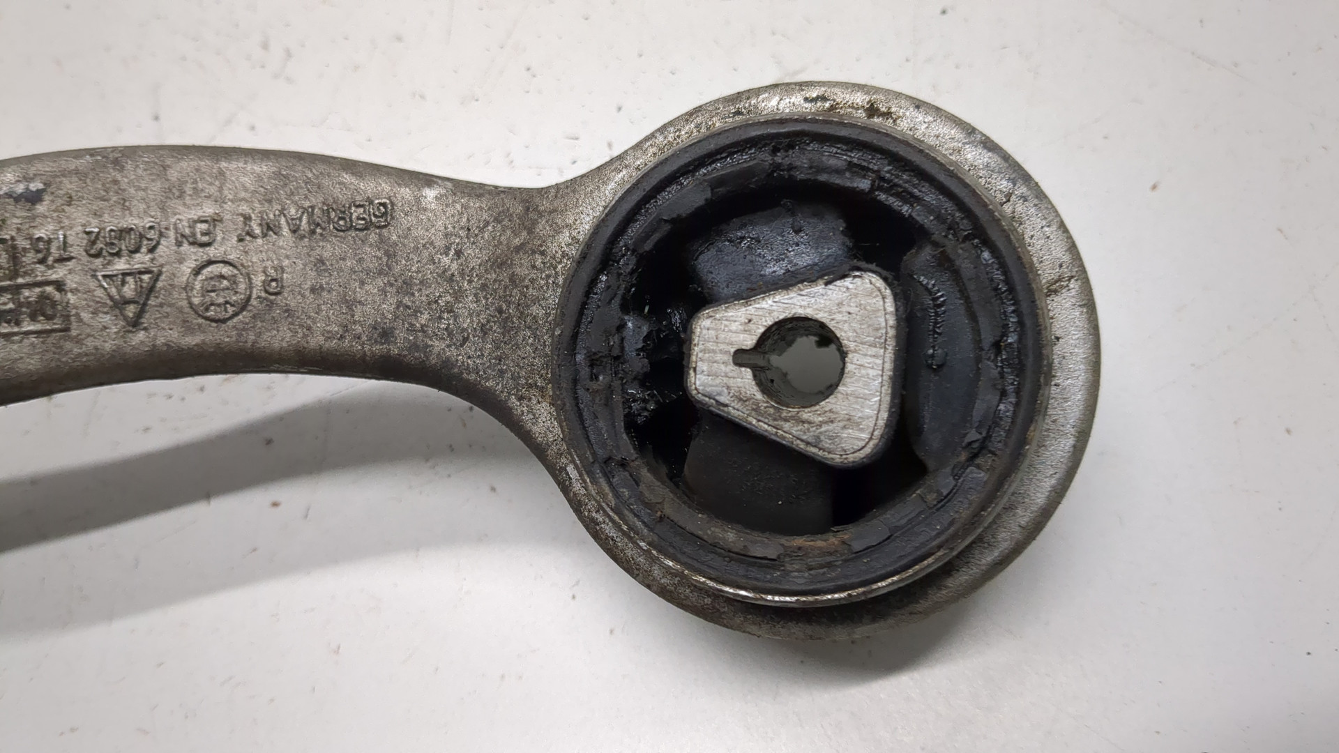 Кулак поворотный задний левый