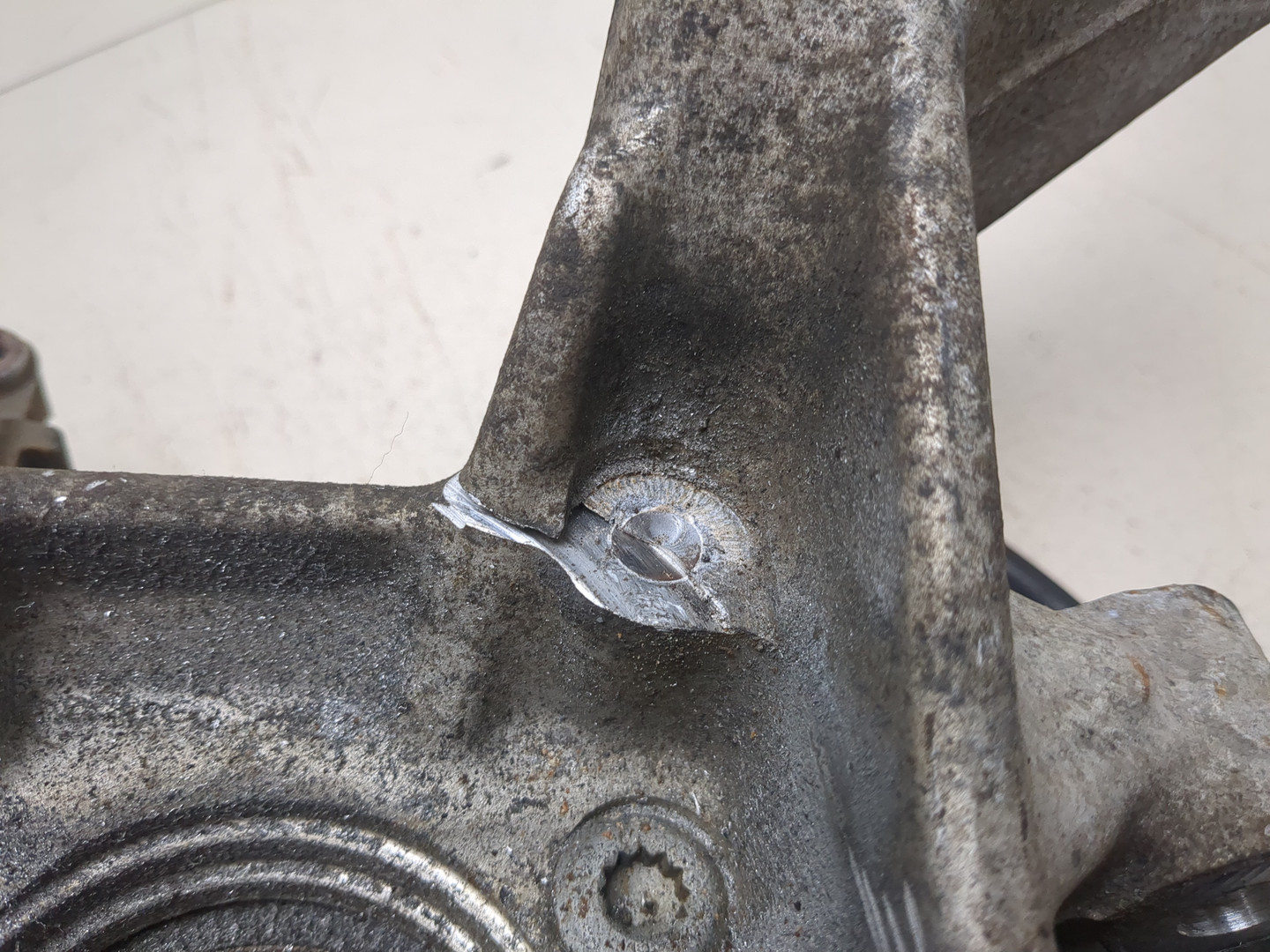 Кулак поворотный задний левый