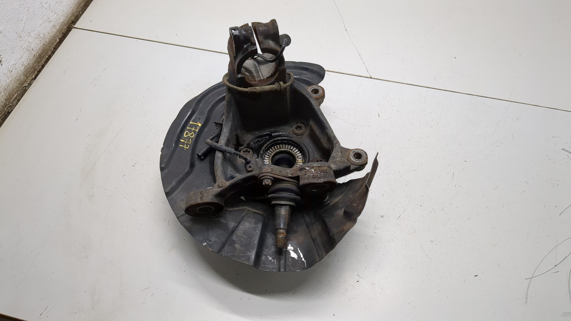 Кулак поворотный передний правый