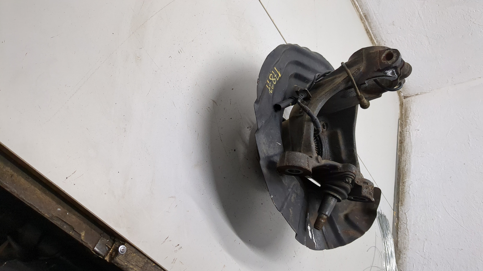 Кулак поворотный передний правый