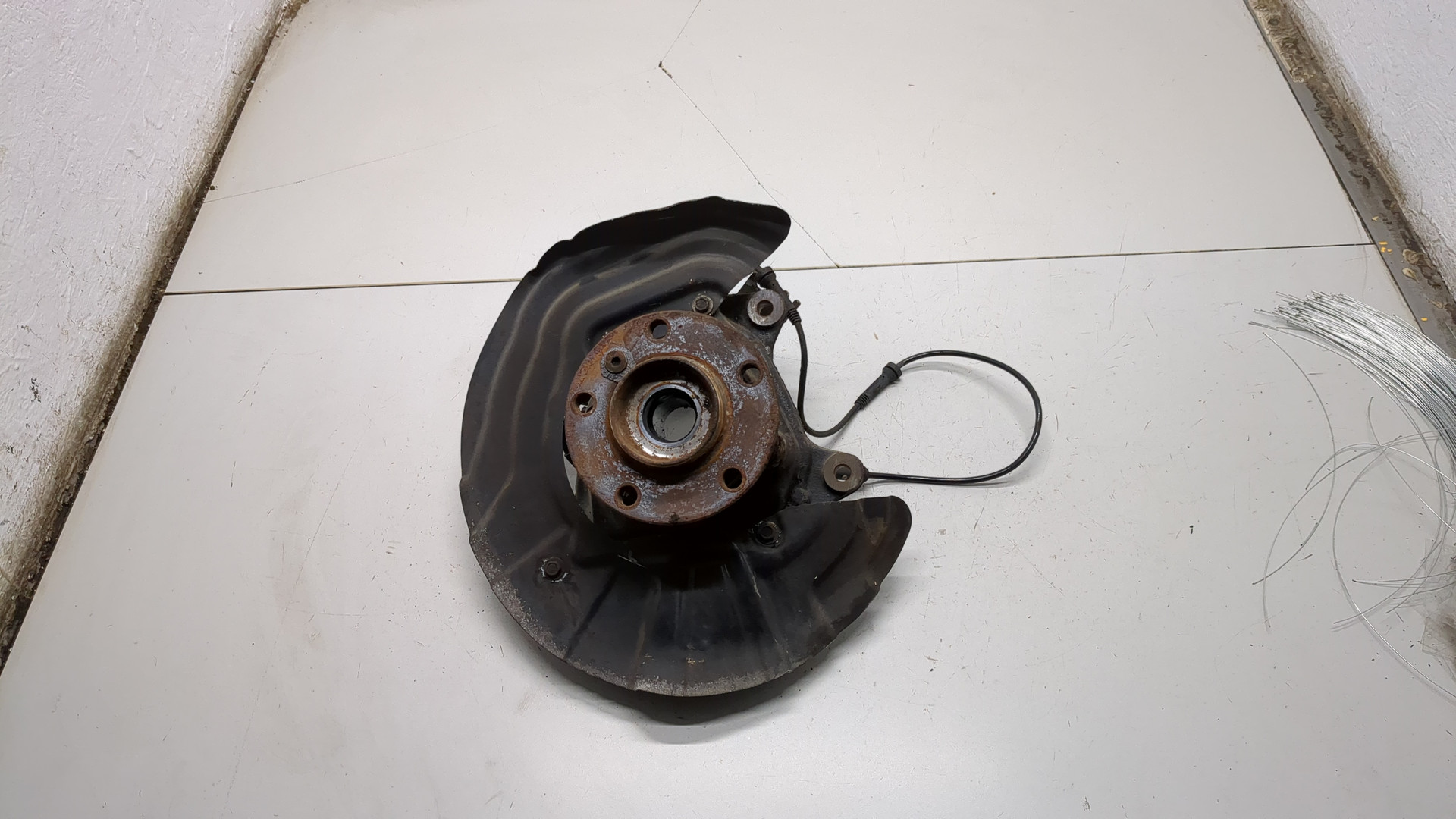 Кулак поворотный передний левый