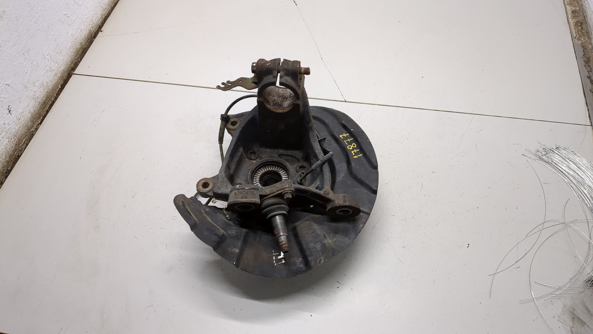 Кулак поворотный передний левый