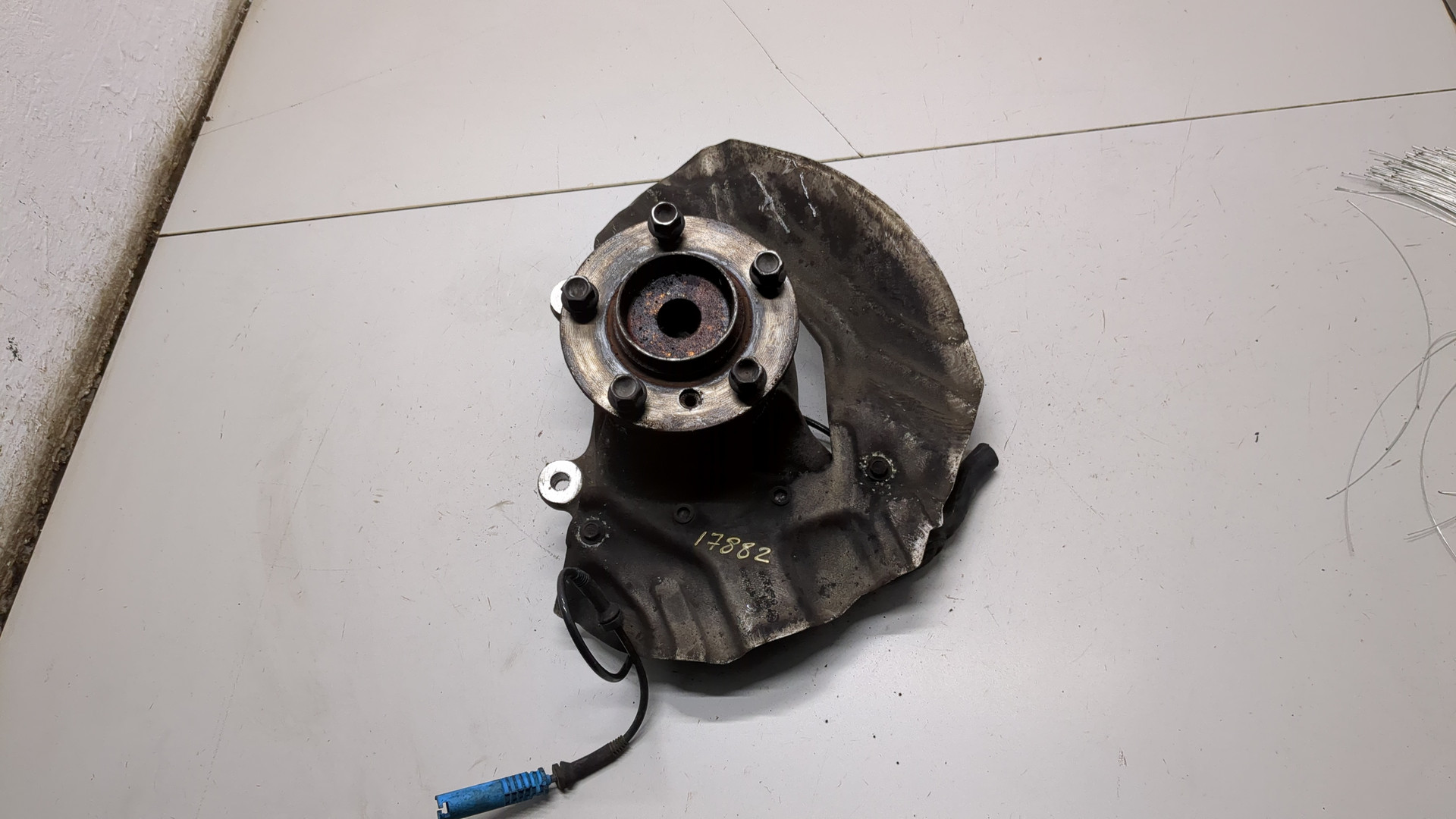 Кулак поворотный передний правый