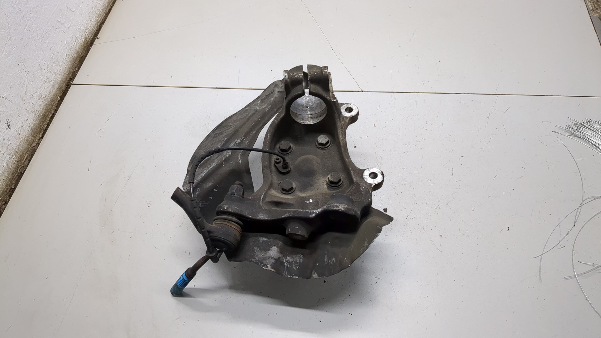 Кулак поворотный передний правый