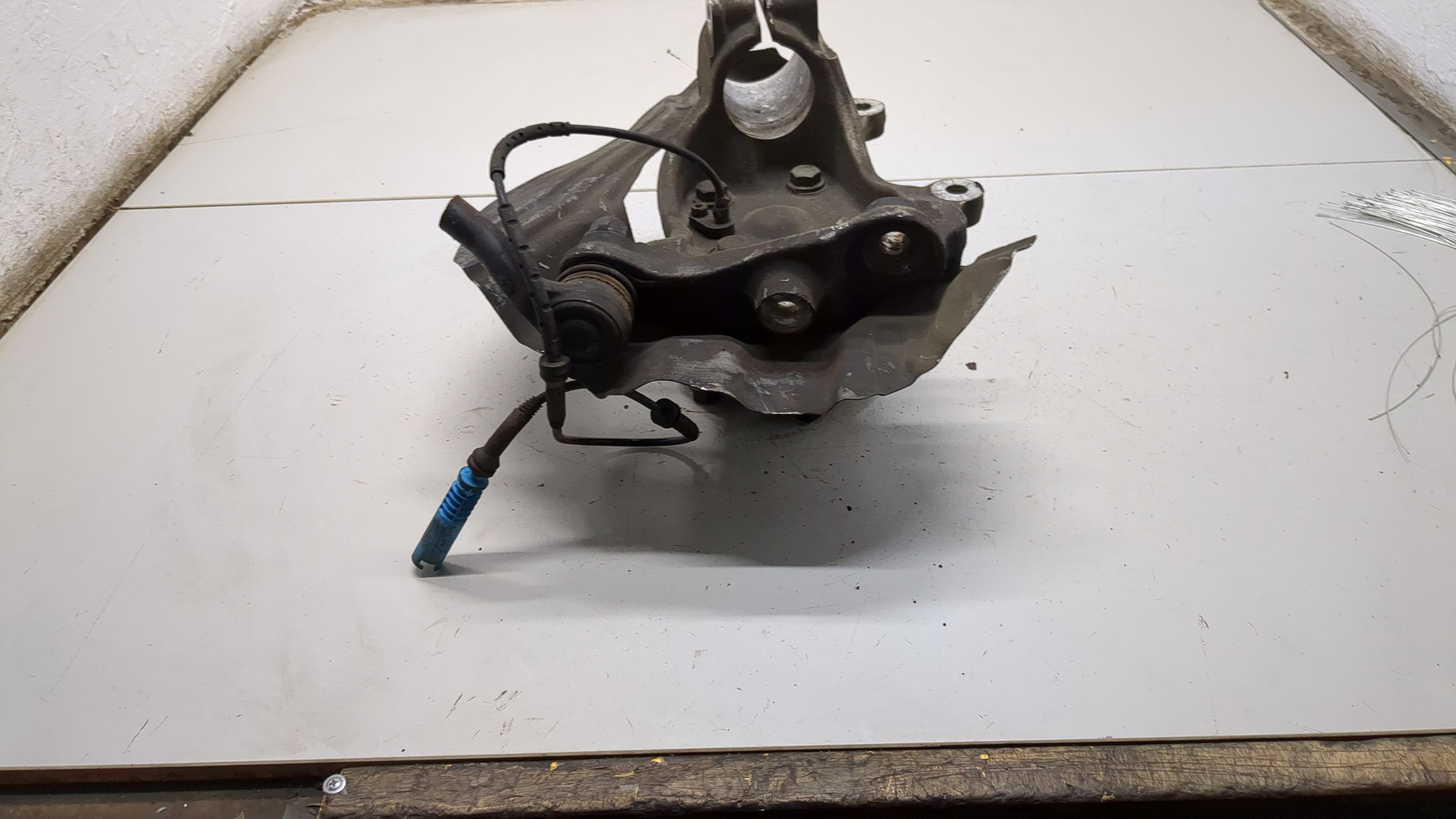 Кулак поворотный передний правый