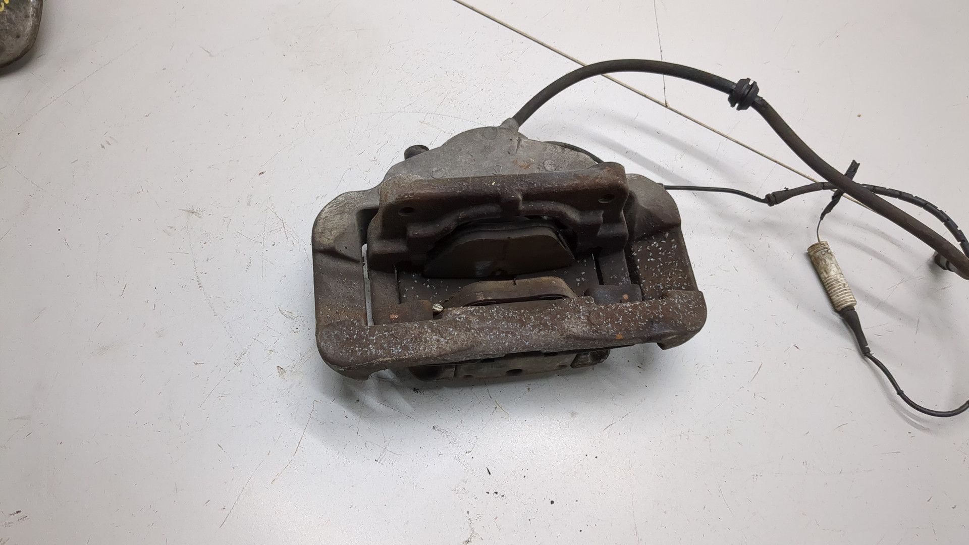 Суппорт передний левый