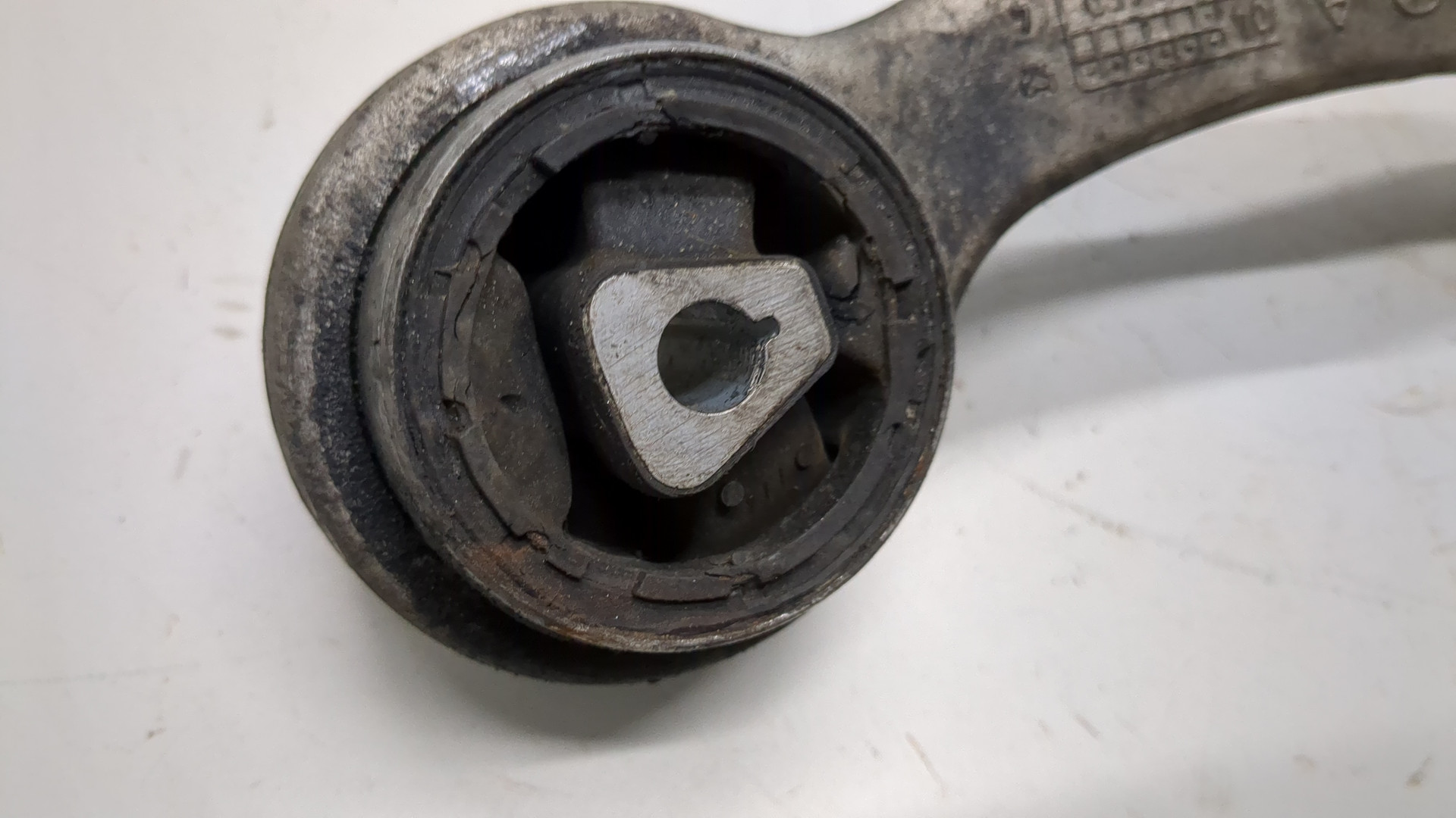 Рычаг передний левый