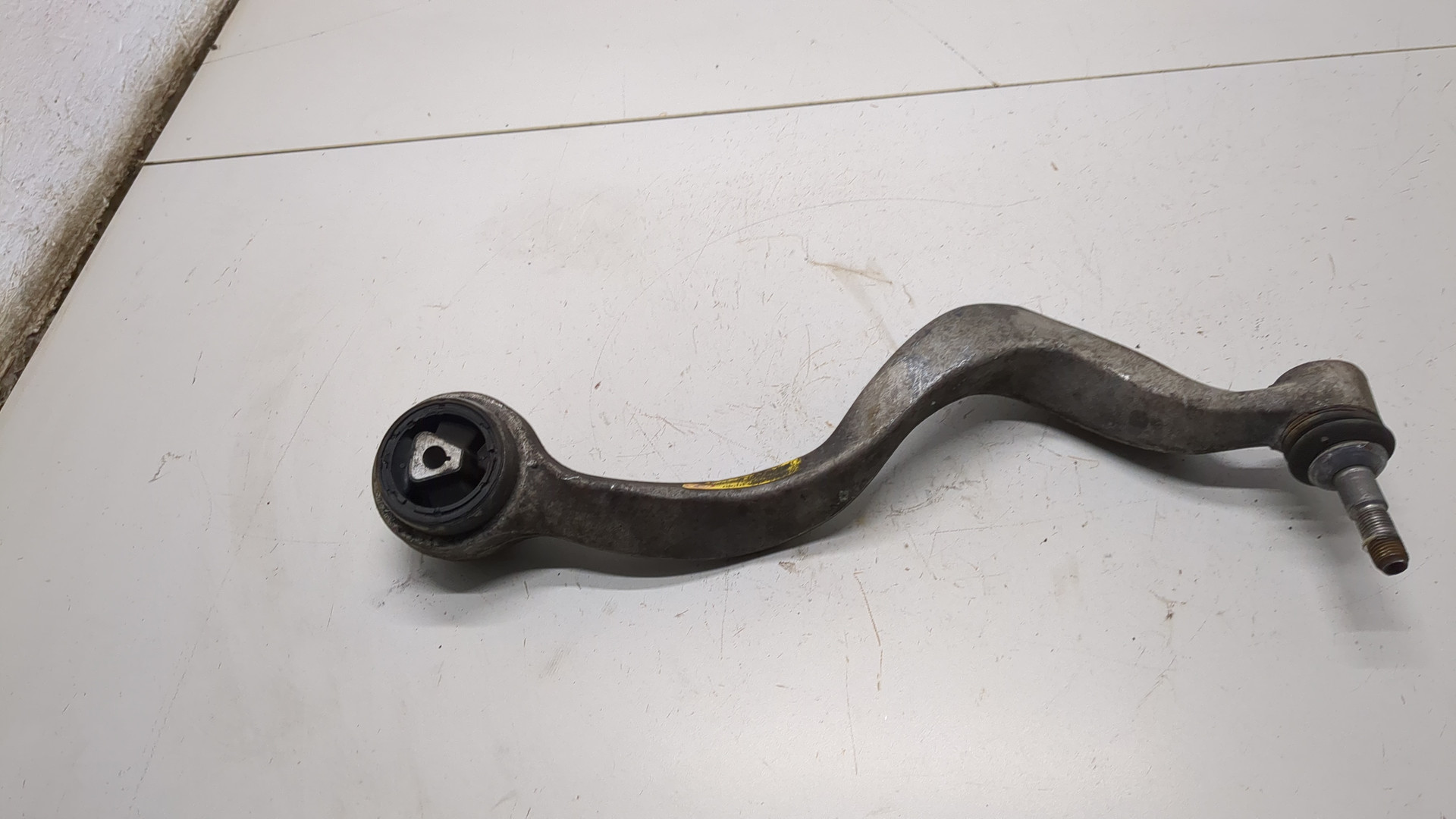 Рычаг передний левый