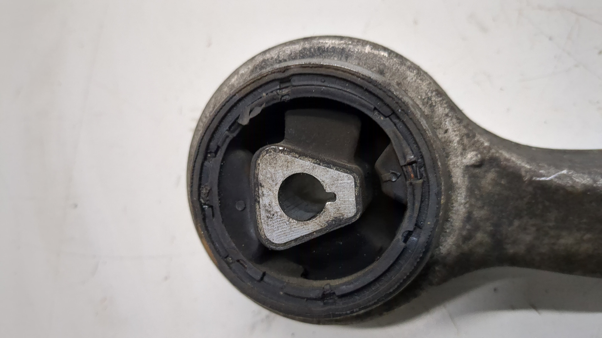 Рычаг передний левый