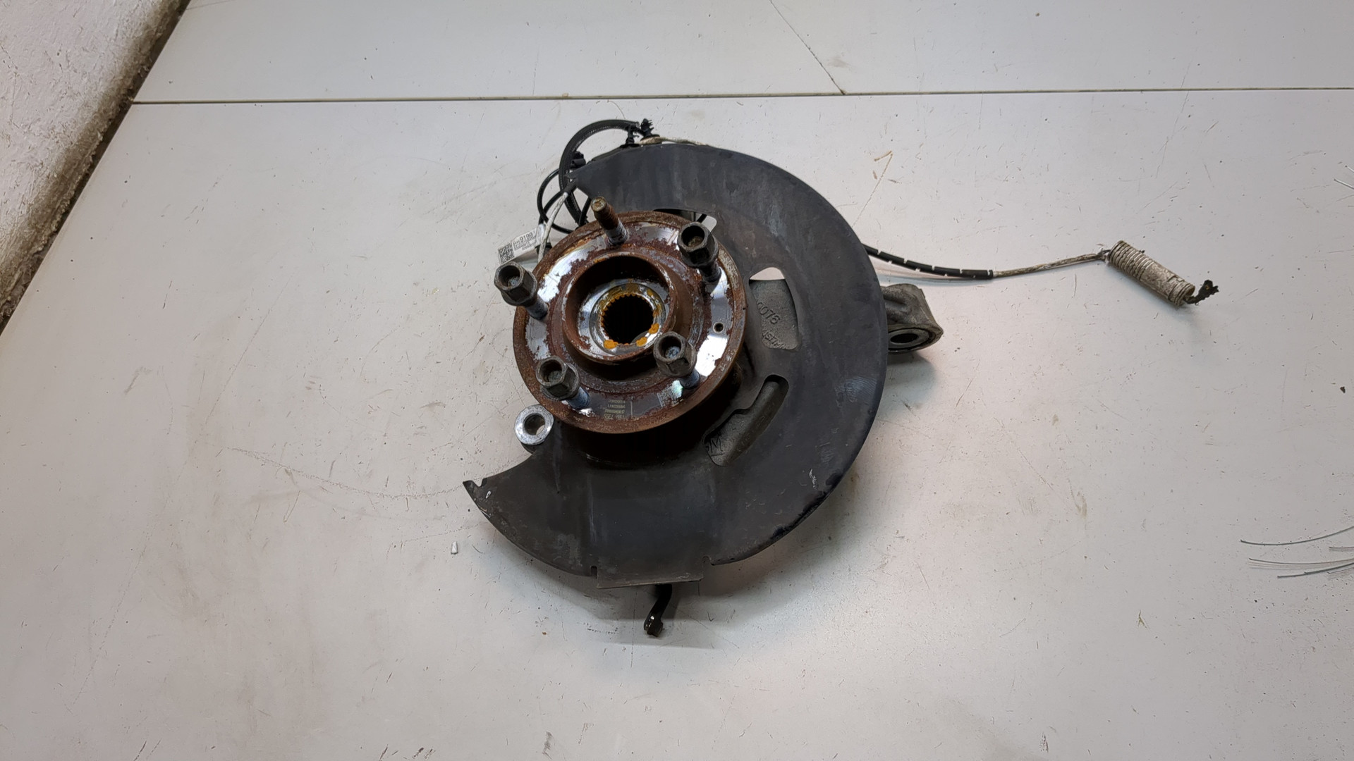 Кулак поворотный передний левый