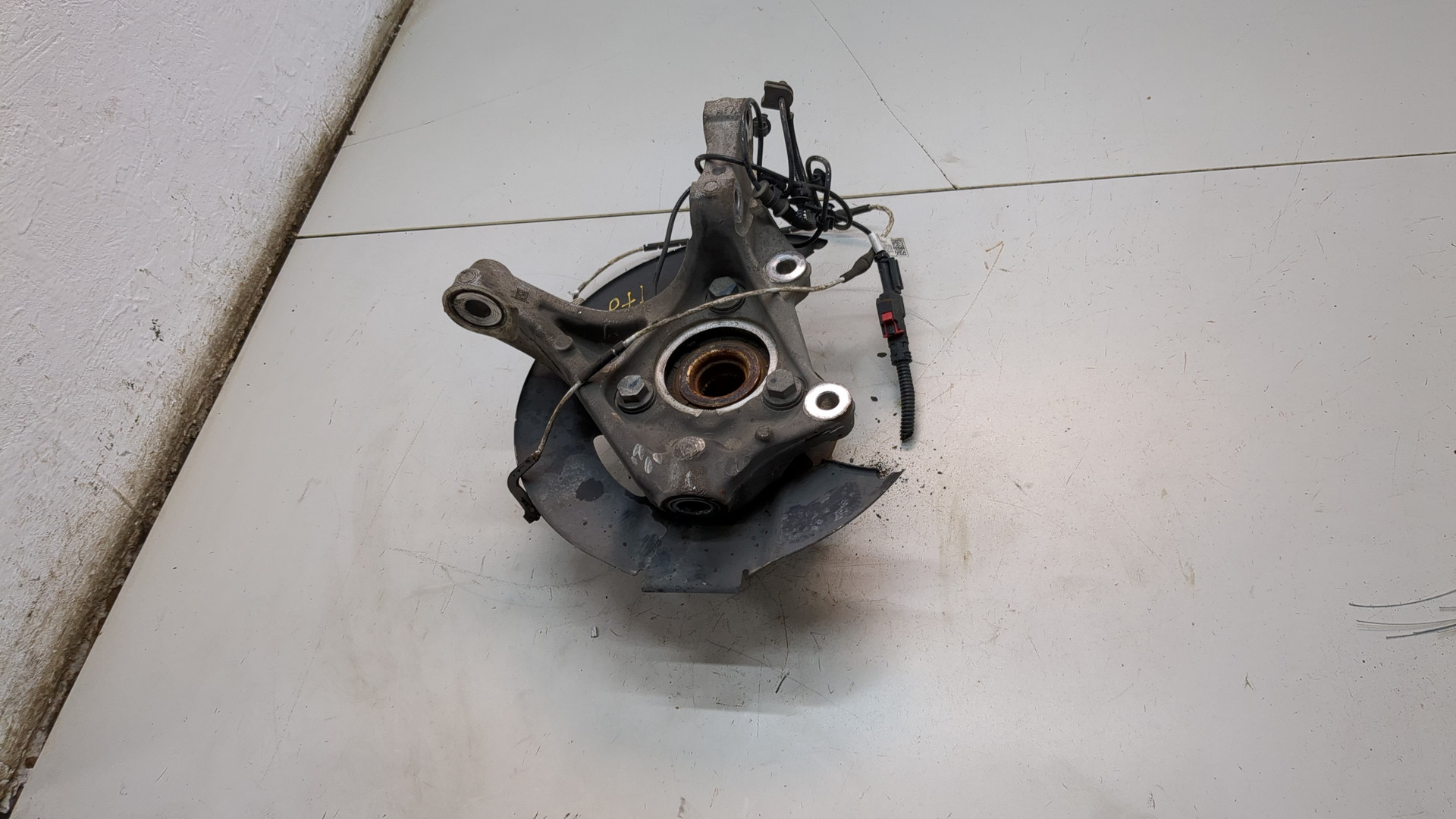 Кулак поворотный передний левый