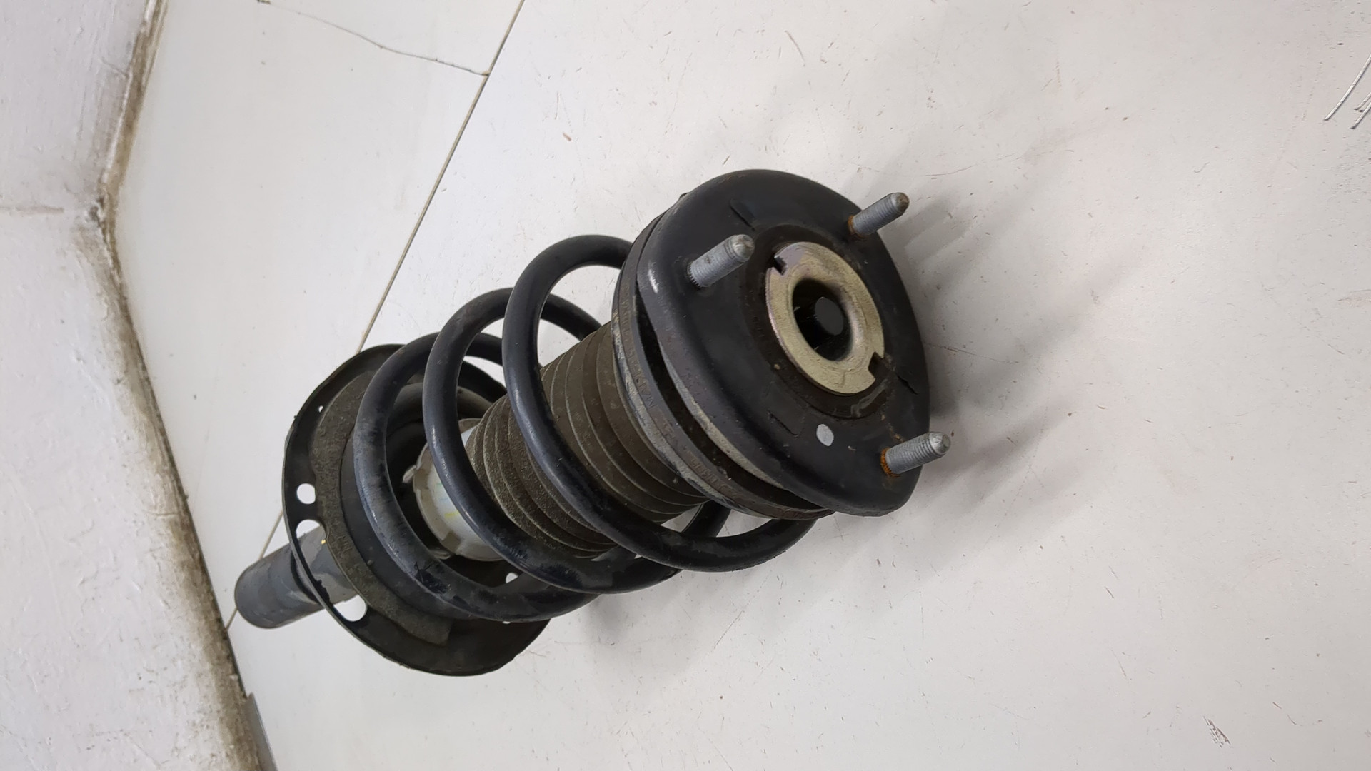 Амортизатор передний правый