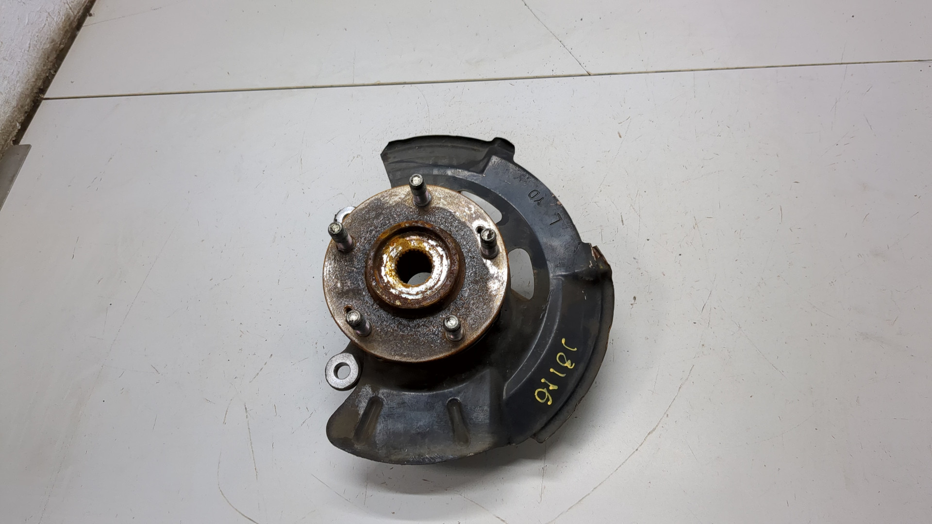 Кулак поворотный передний левый