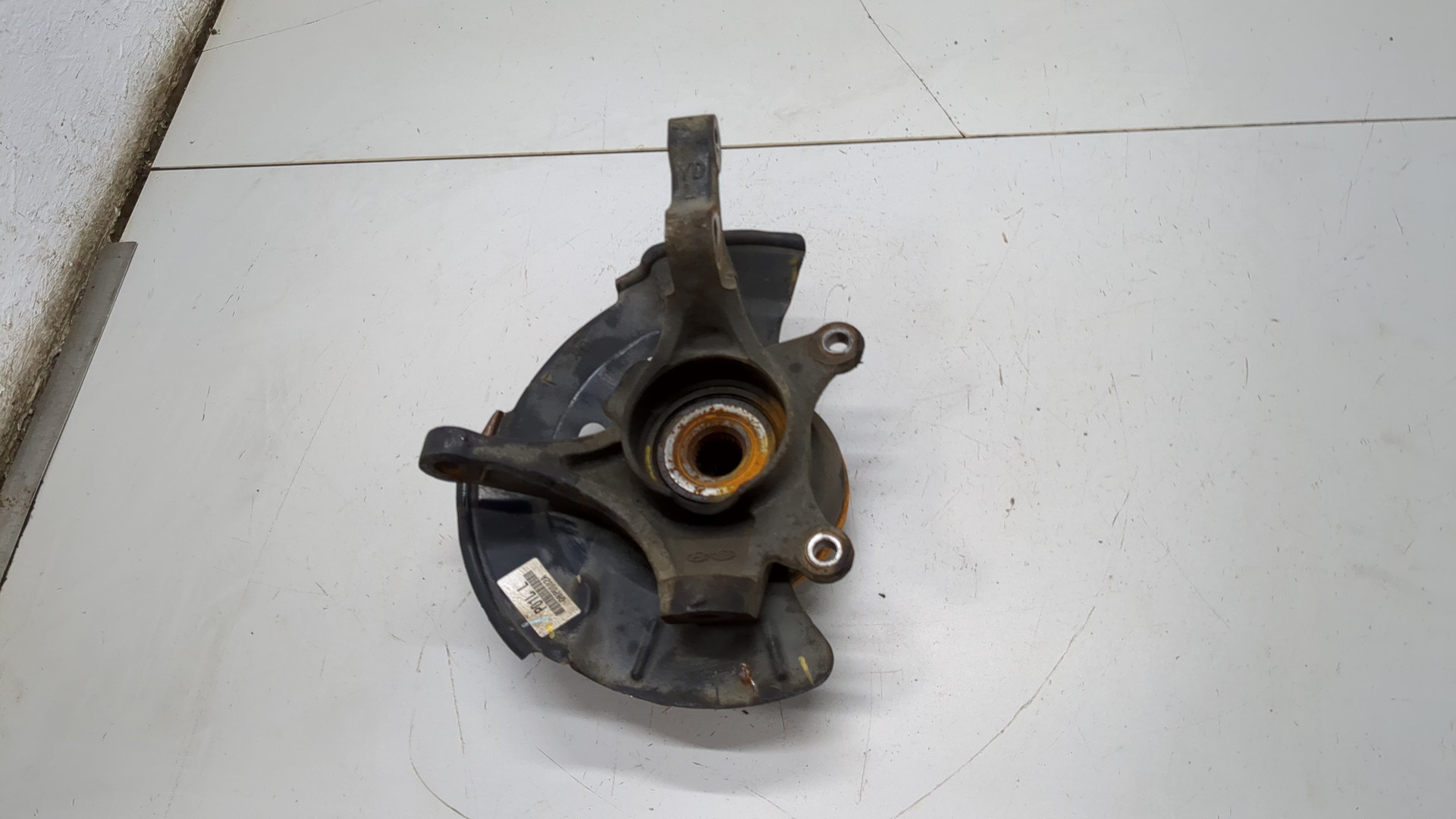 Кулак поворотный передний левый