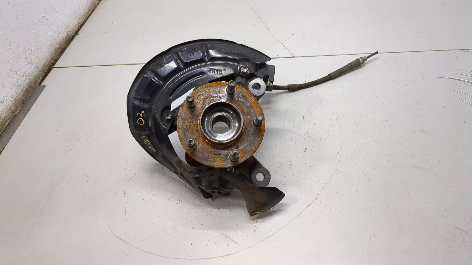 Кулак поворотный передний правый