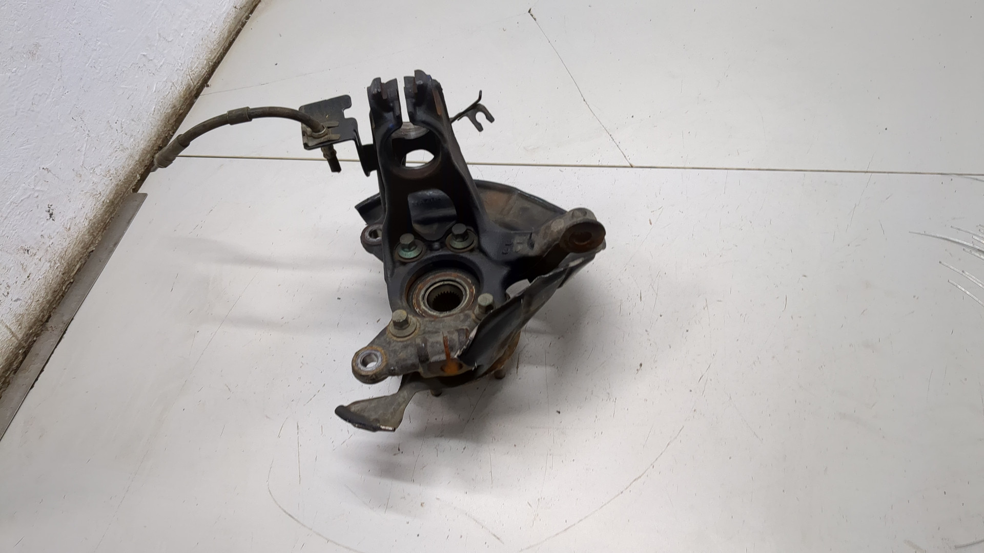 Кулак поворотный передний правый