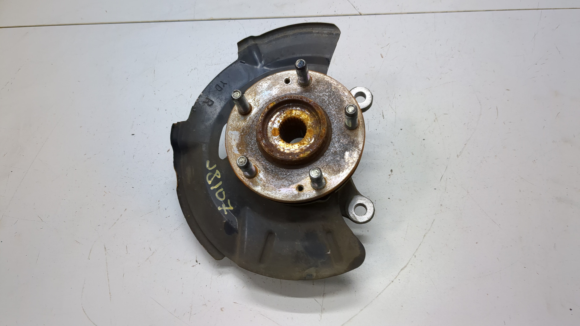 Кулак поворотный передний правый