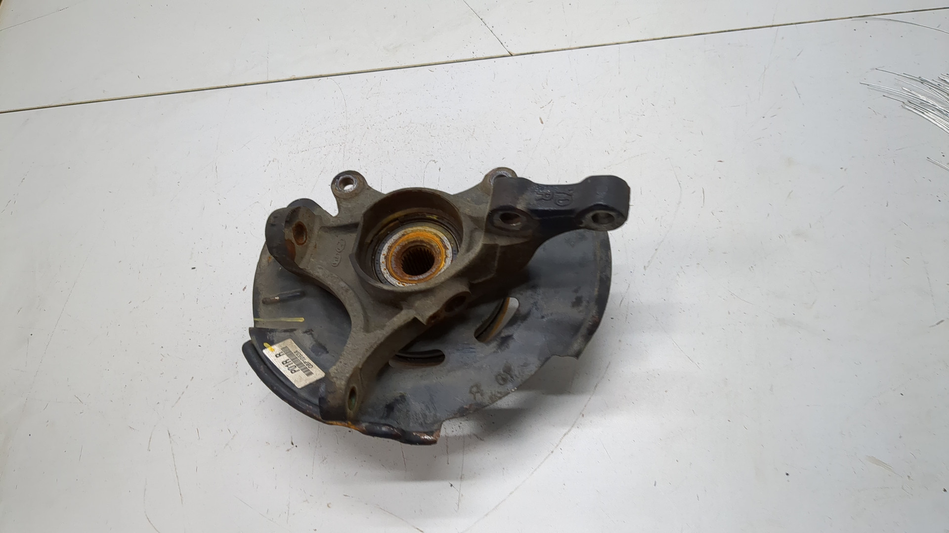 Кулак поворотный передний правый