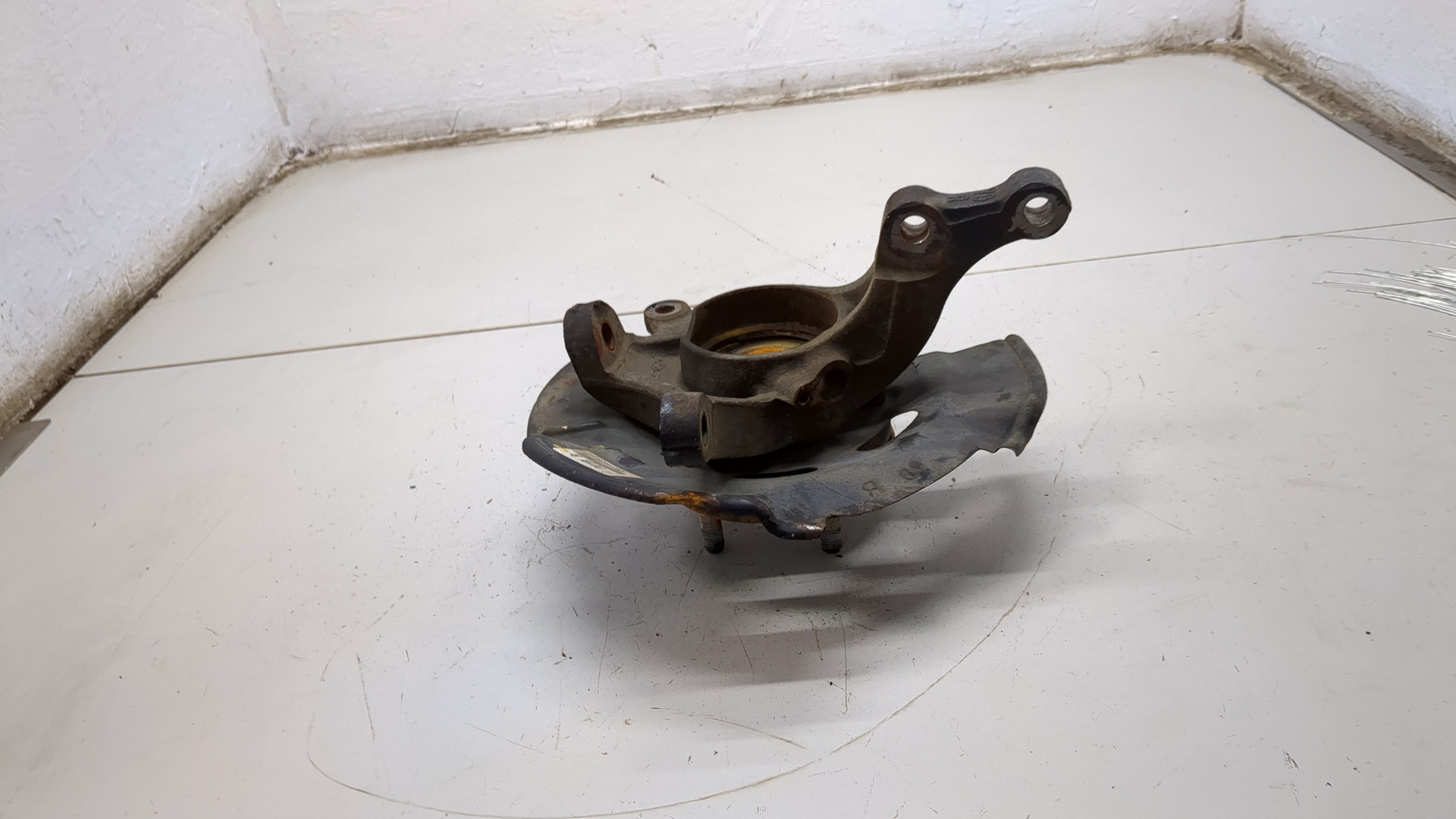 Кулак поворотный передний правый