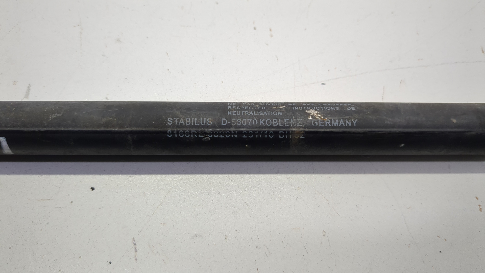 Амортизатор капота