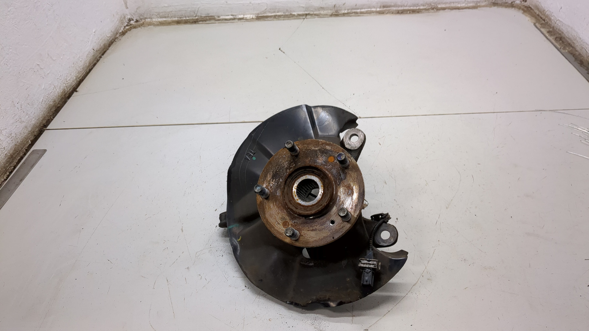 Кулак поворотный передний правый