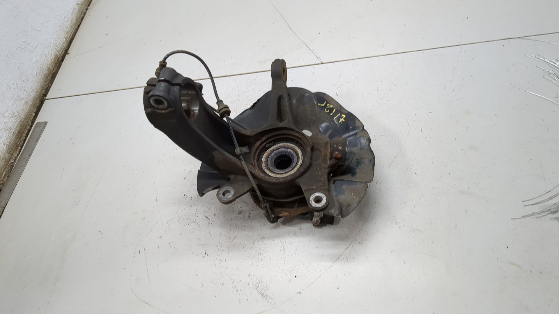 Кулак поворотный передний правый