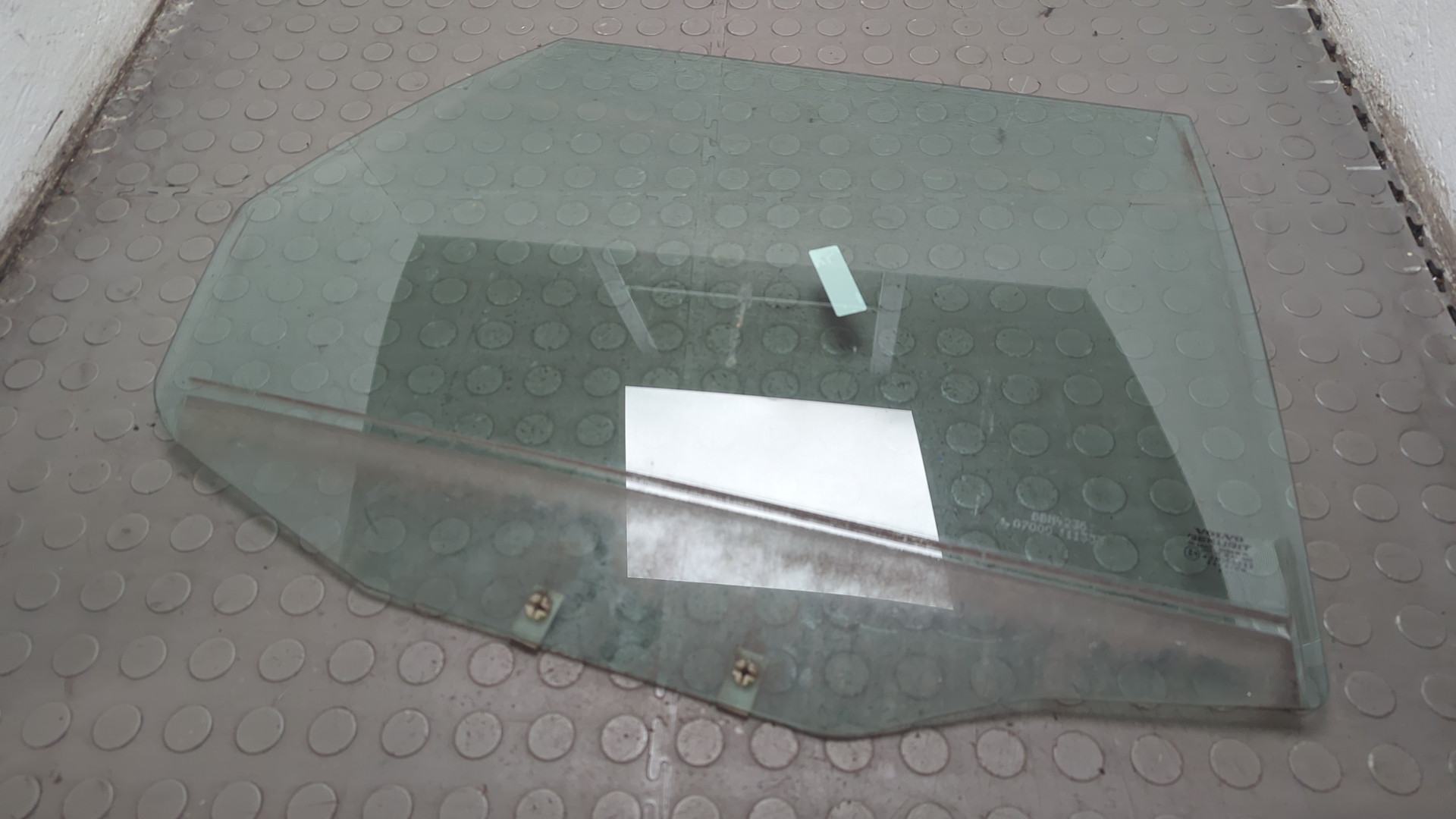 Стекло двери задней правой