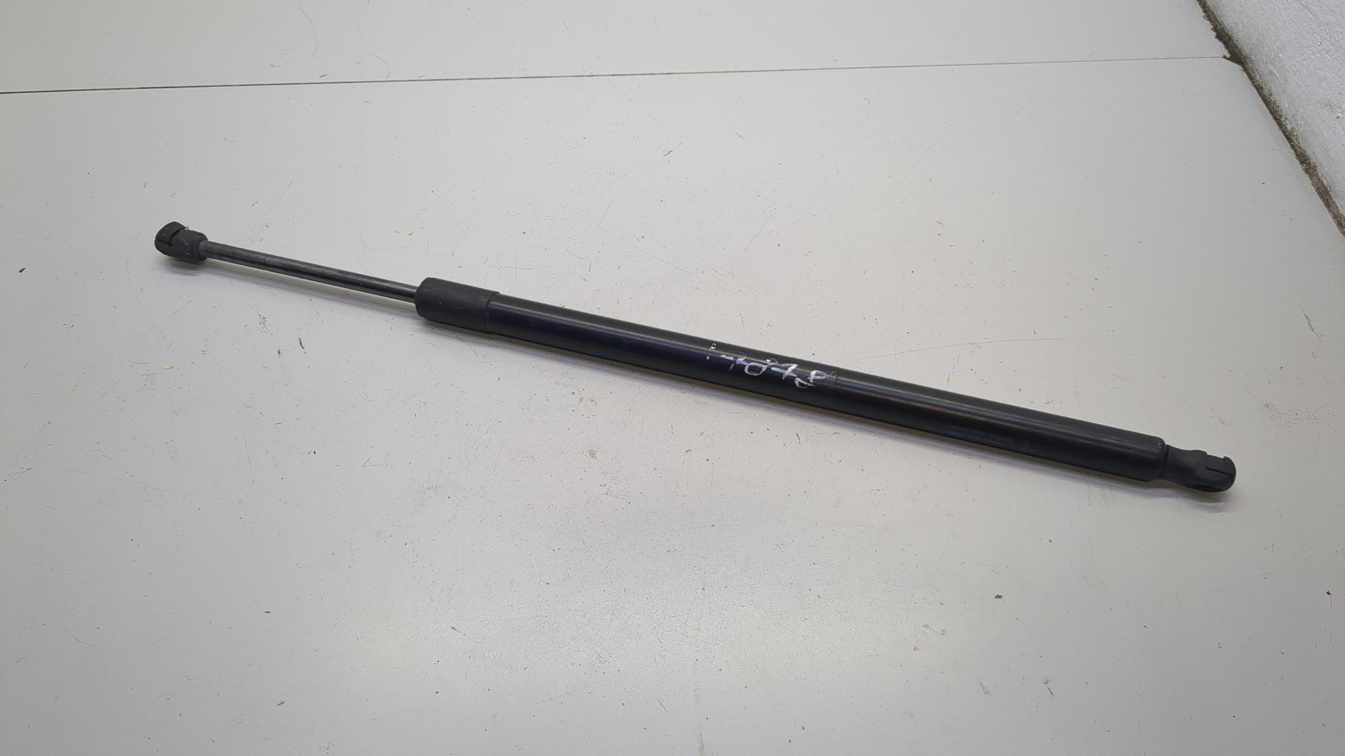 Амортизатор крышки багажника