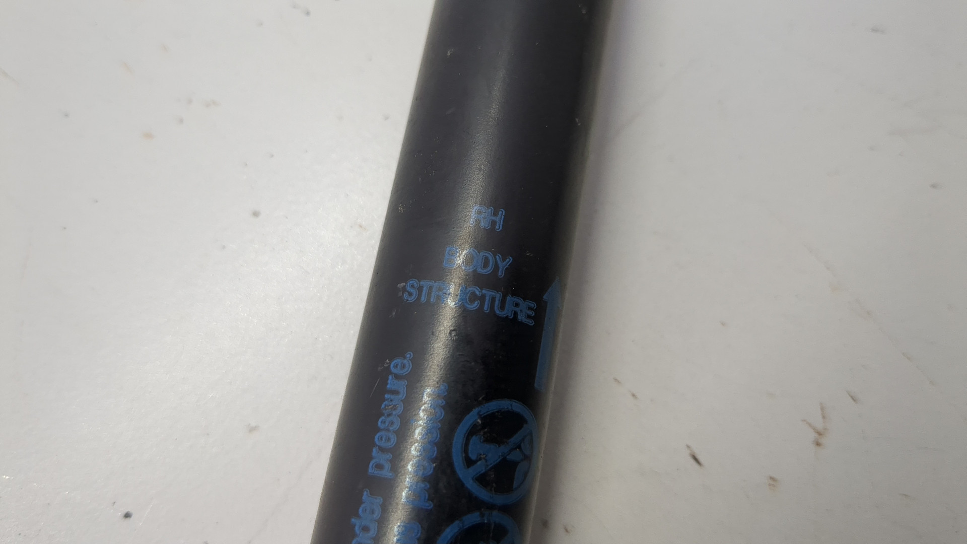 Амортизатор крышки багажника