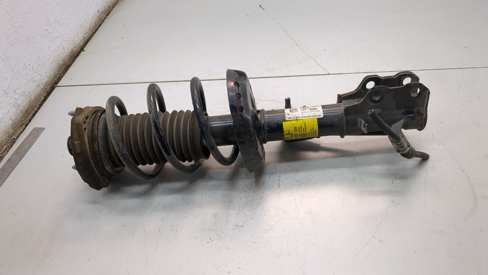 Амортизатор передний левый