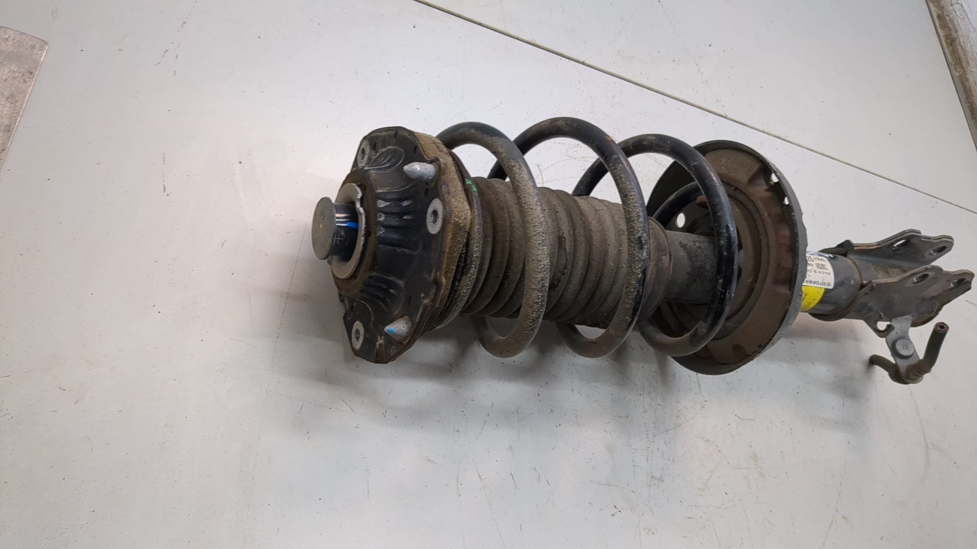 Амортизатор передний левый