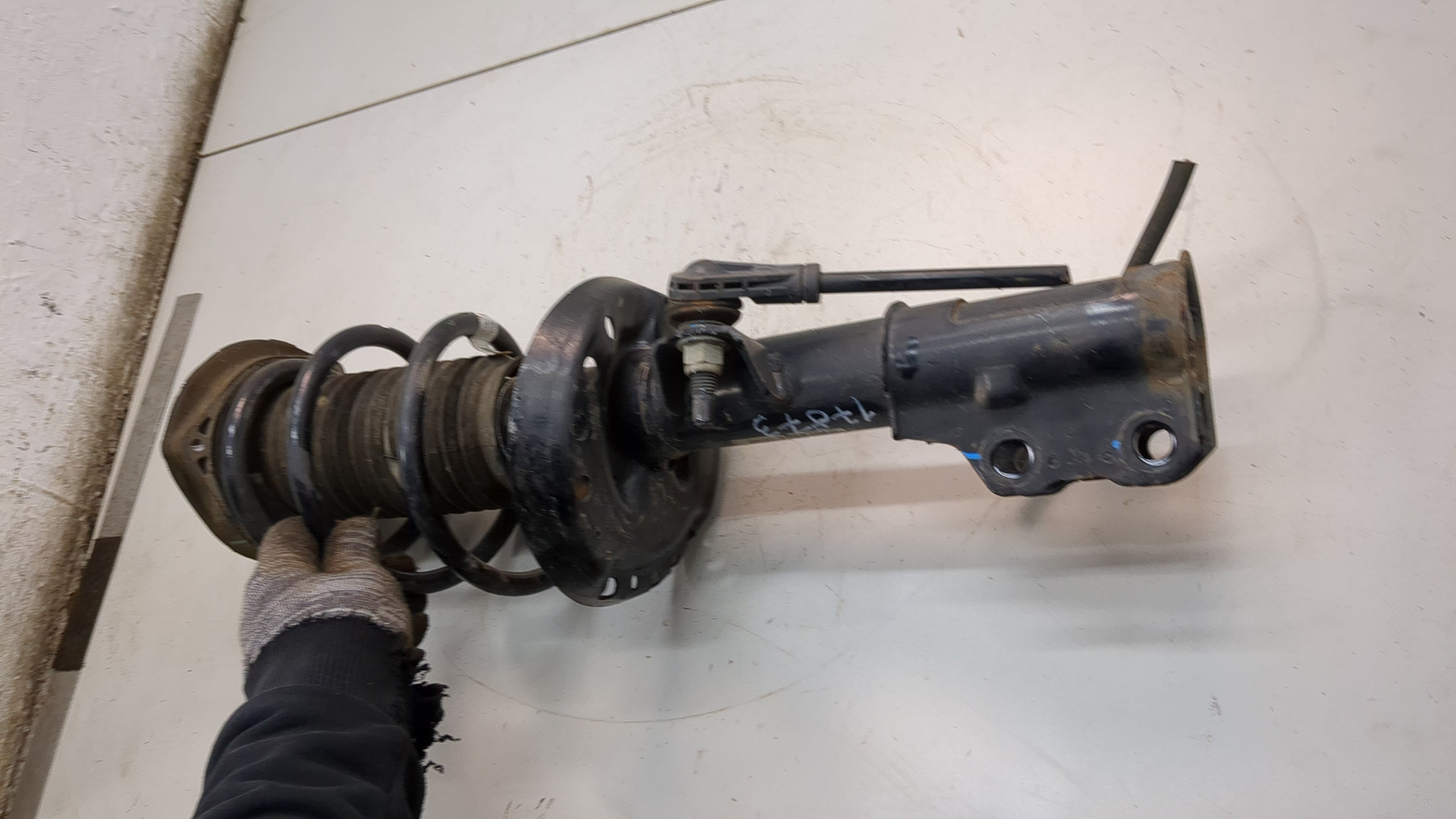 Амортизатор передний левый