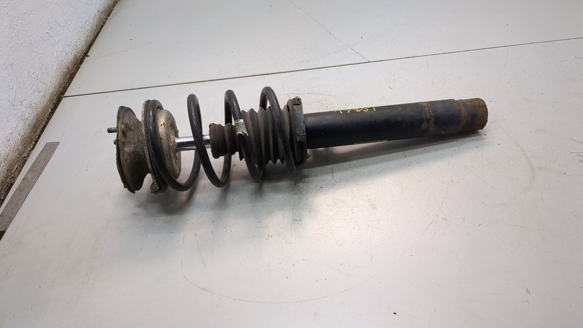 Амортизатор передний левый