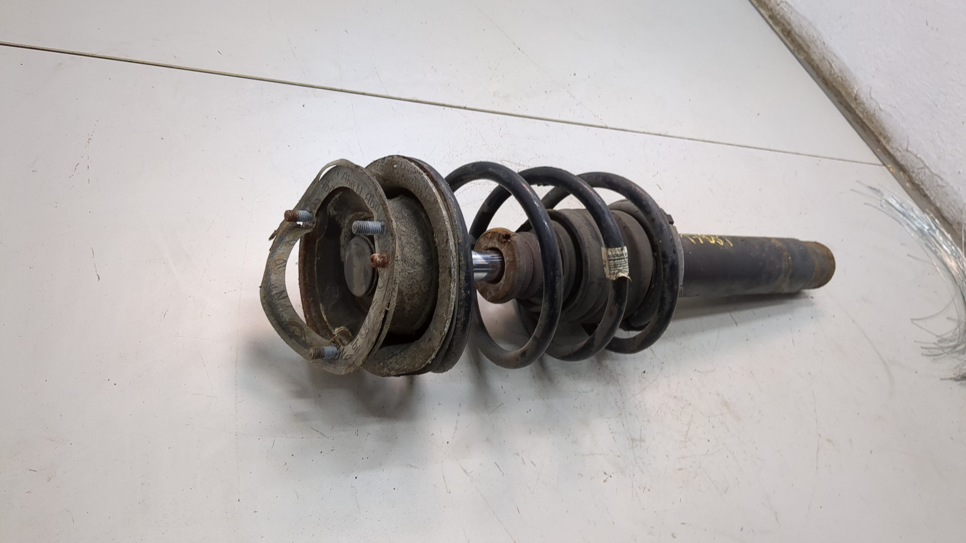 Амортизатор передний левый