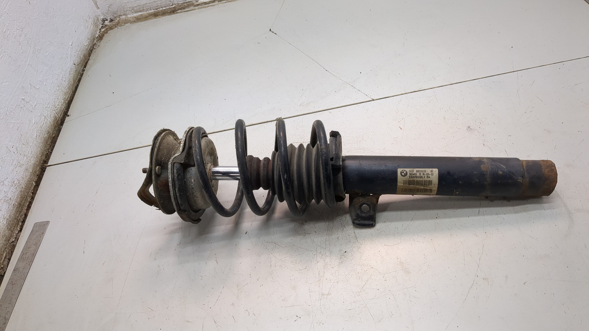 Амортизатор передний левый