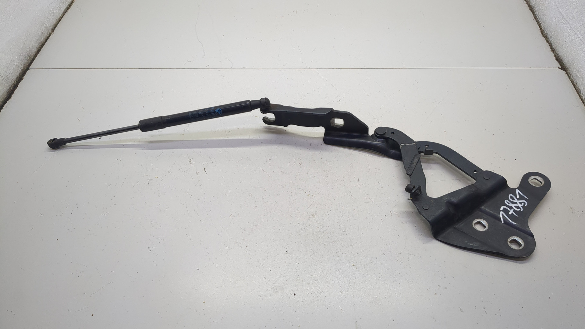 Петля капота правая