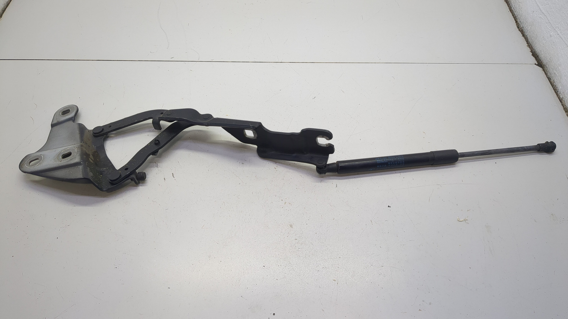 Петля капота правая