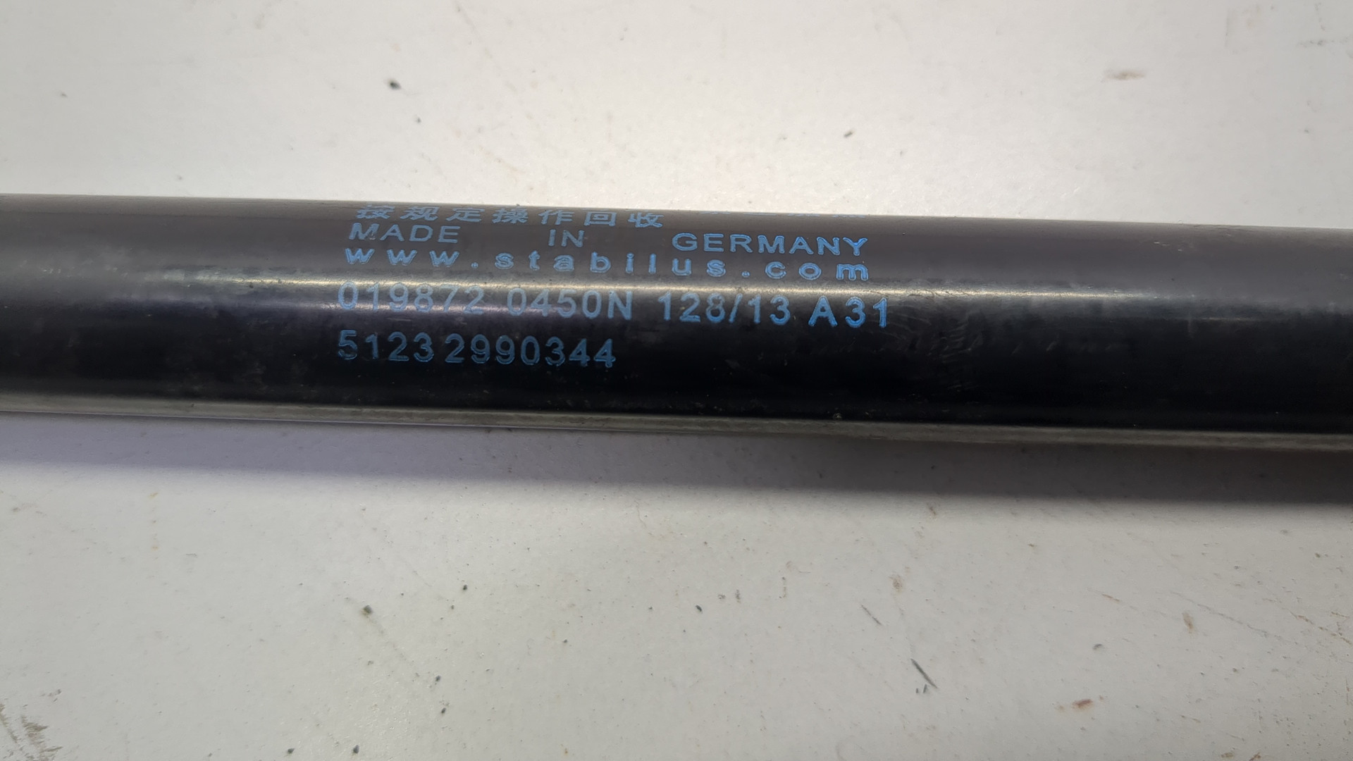 Петля капота правая