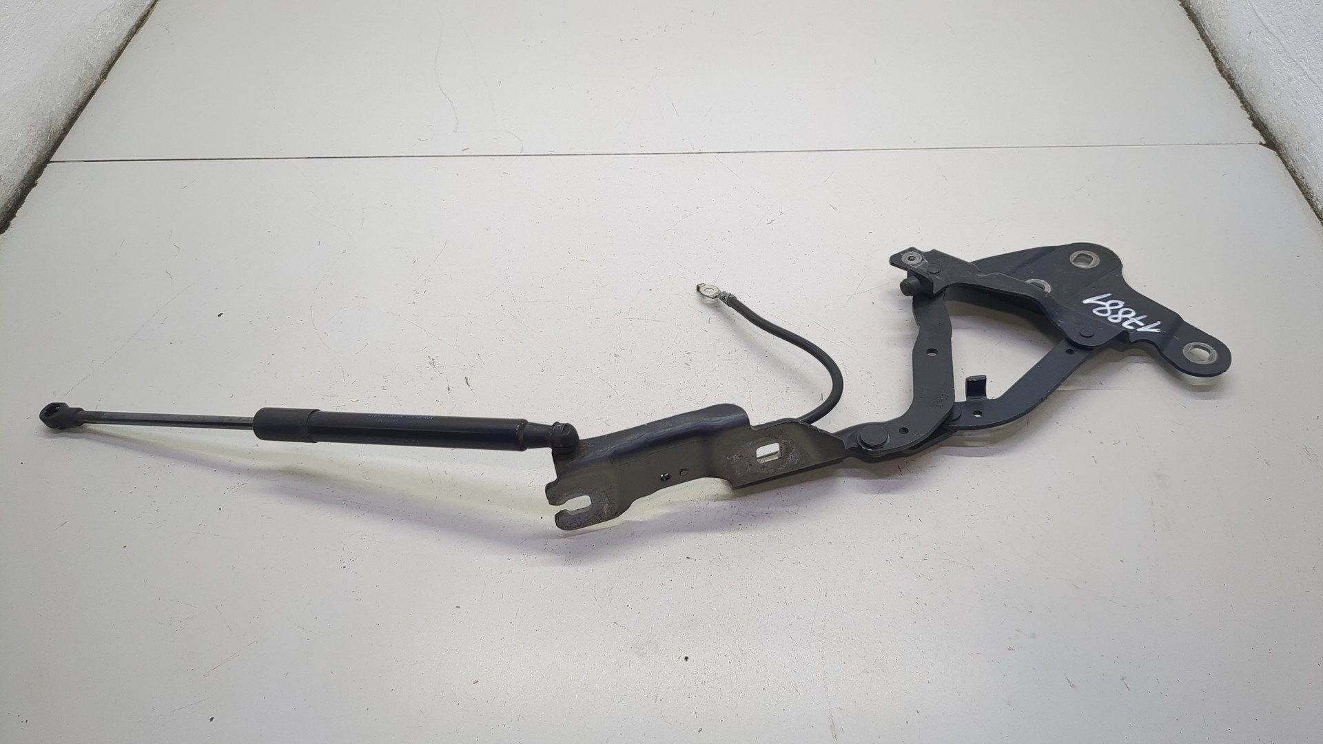 Петля капота левая