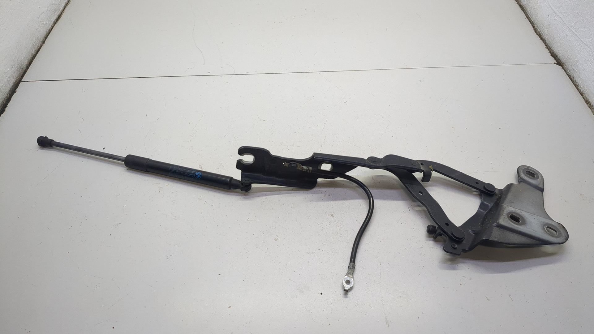 Петля капота левая