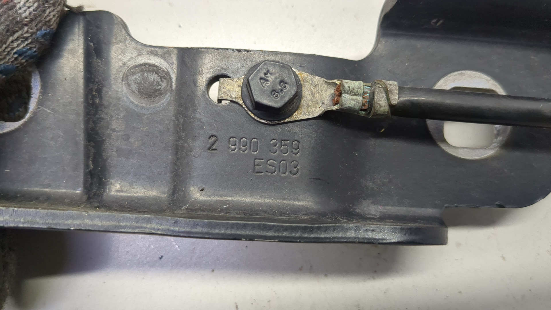 Петля капота левая