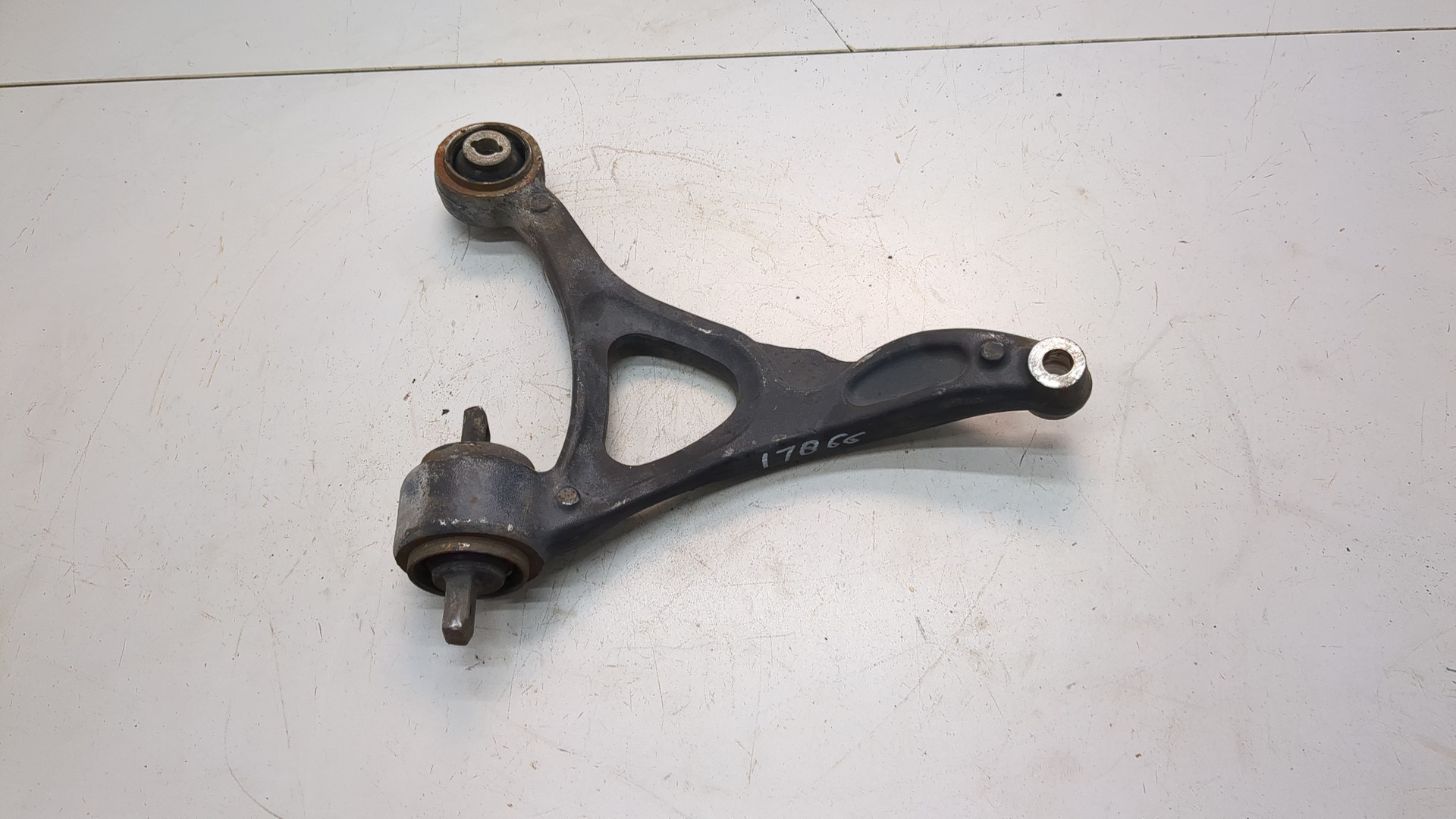 Рычаг передний правый