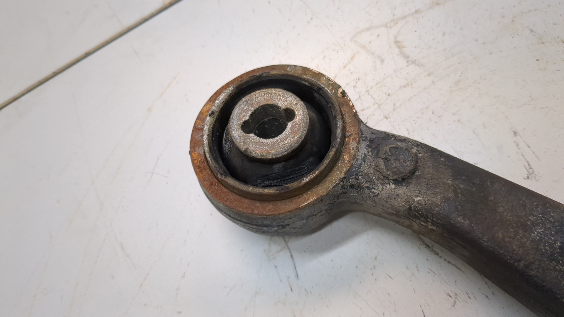 Рычаг передний правый