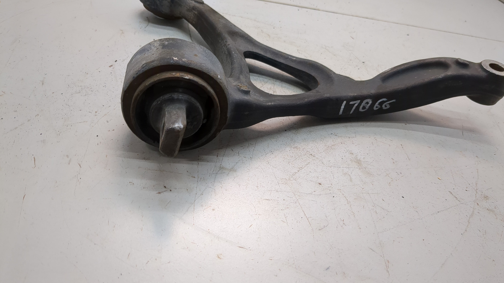 Рычаг передний правый