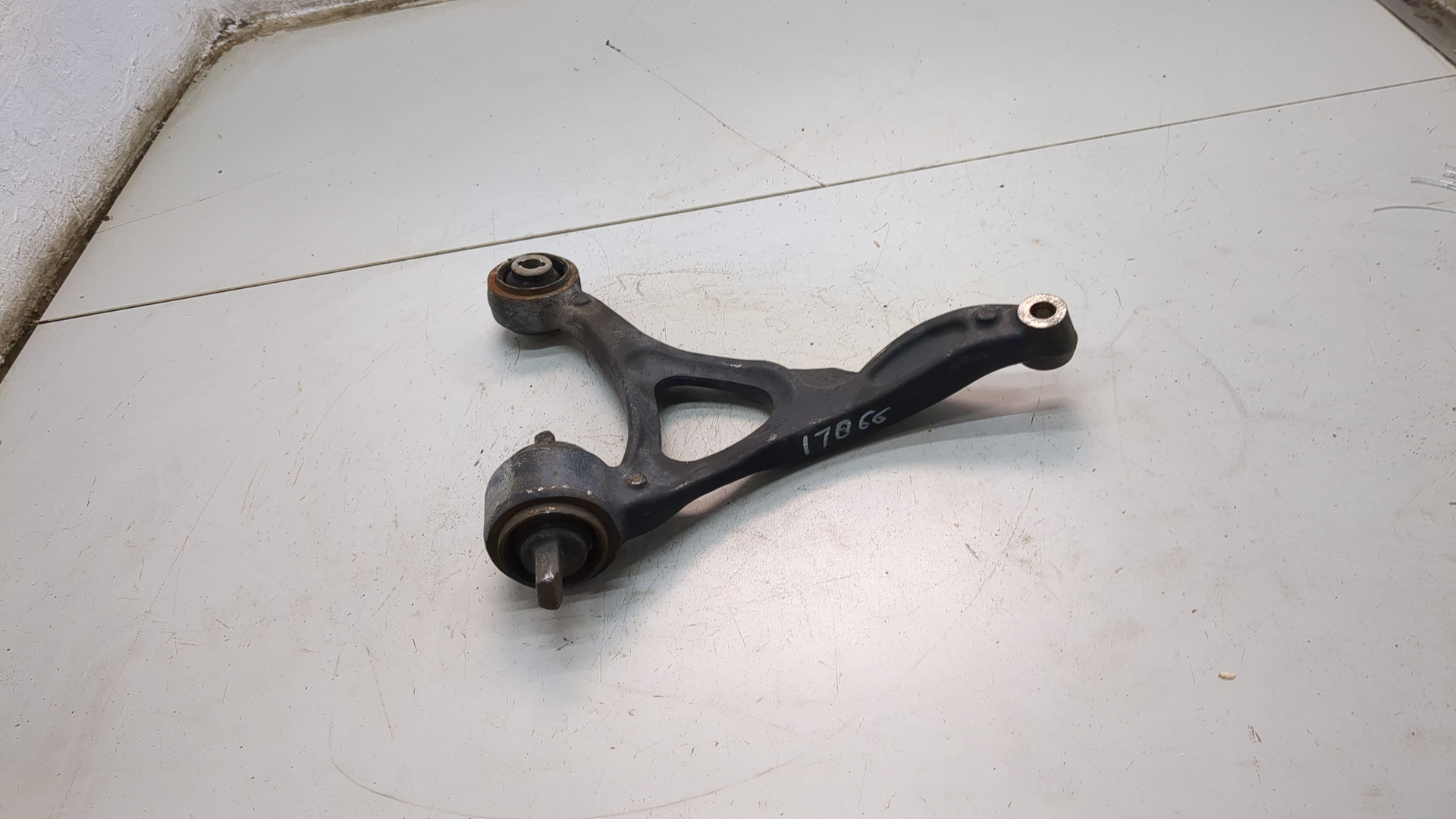 Рычаг передний правый