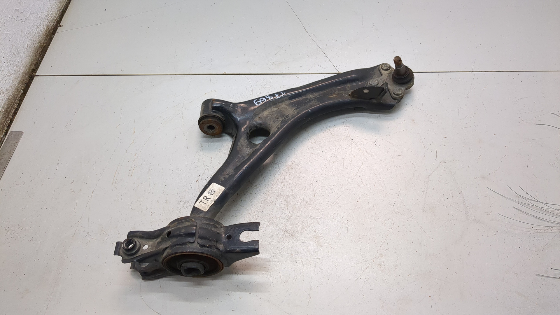 Рычаг передний правый