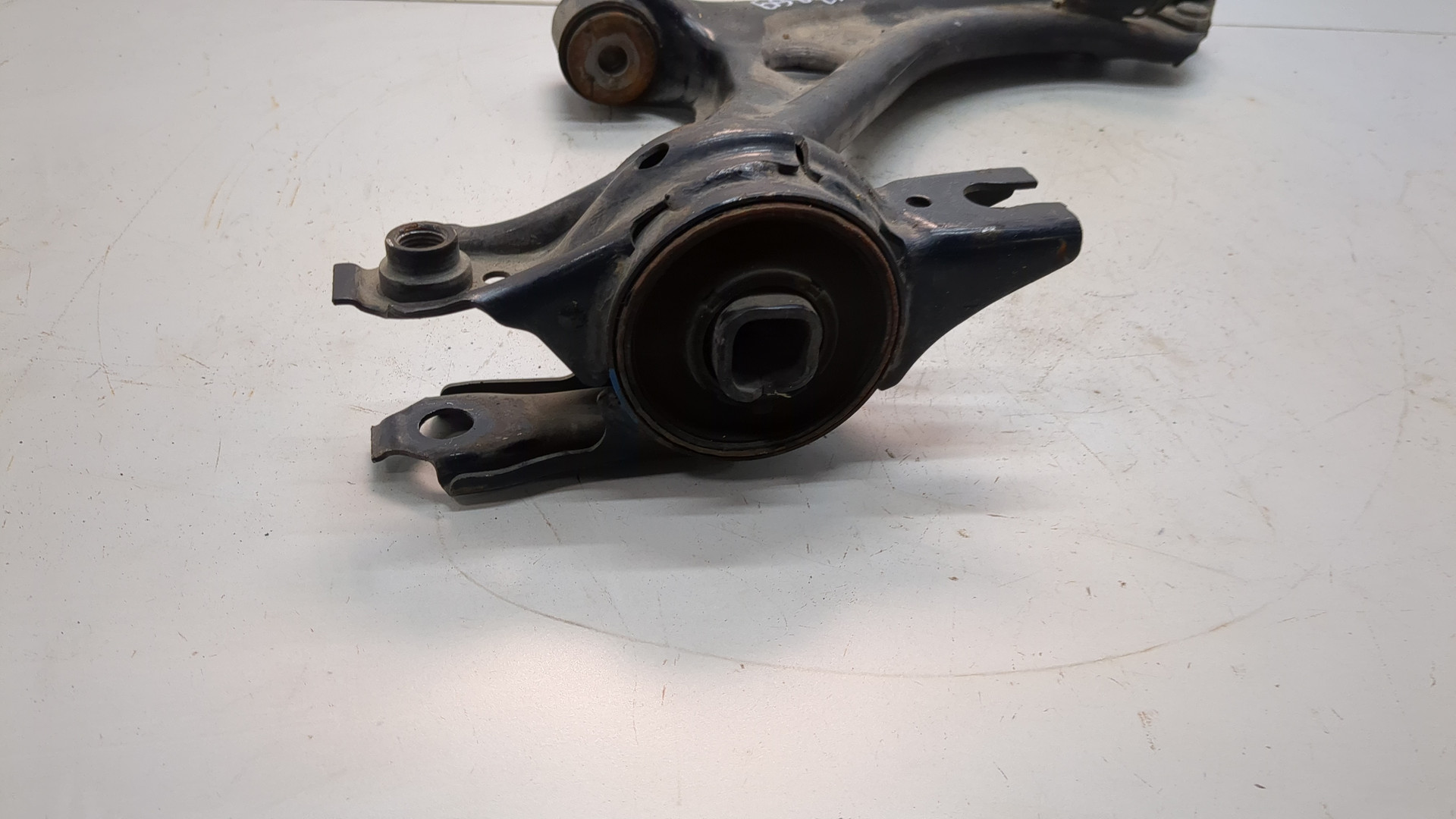 Рычаг передний правый